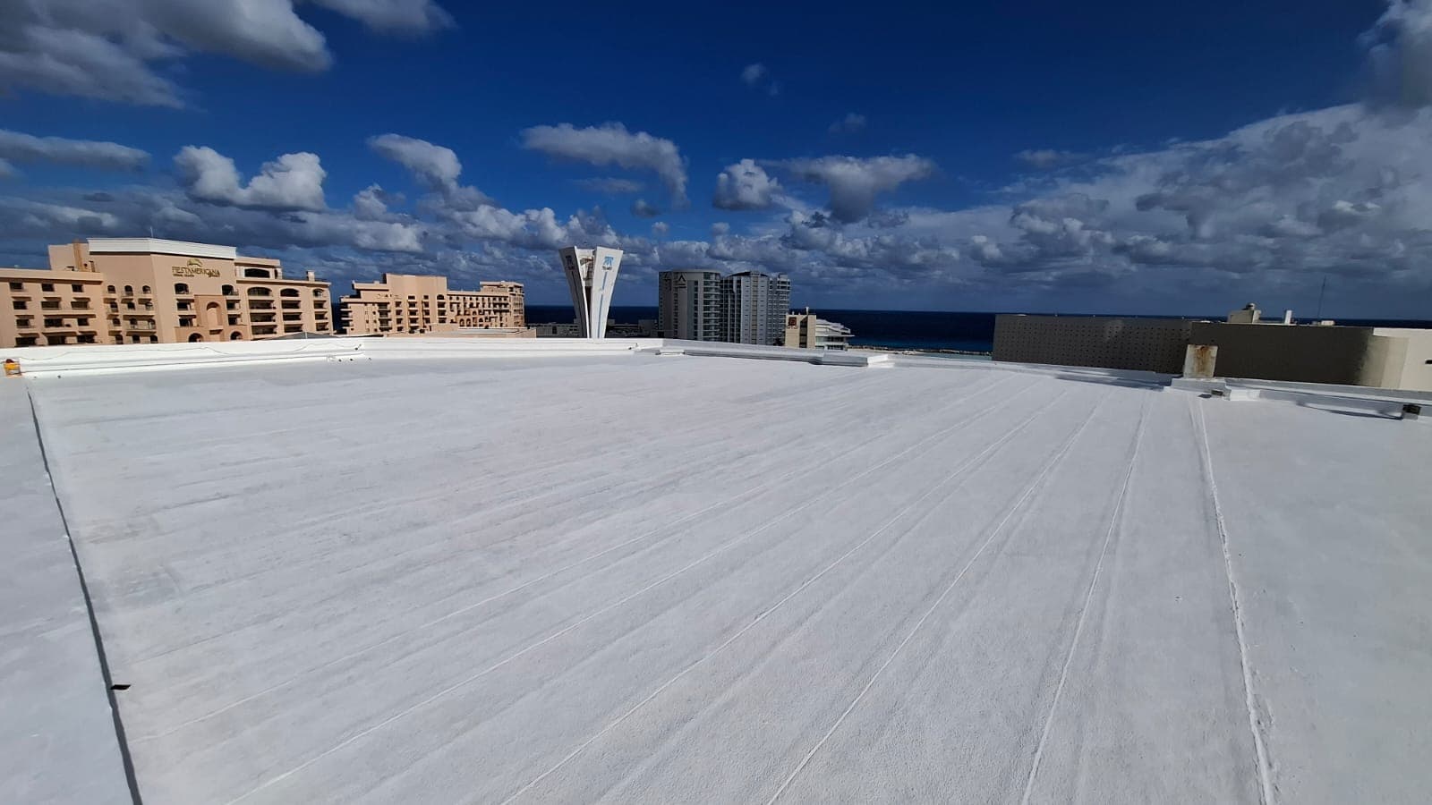 Cubierta impermeable sobre azotea de hotel con vista al mar