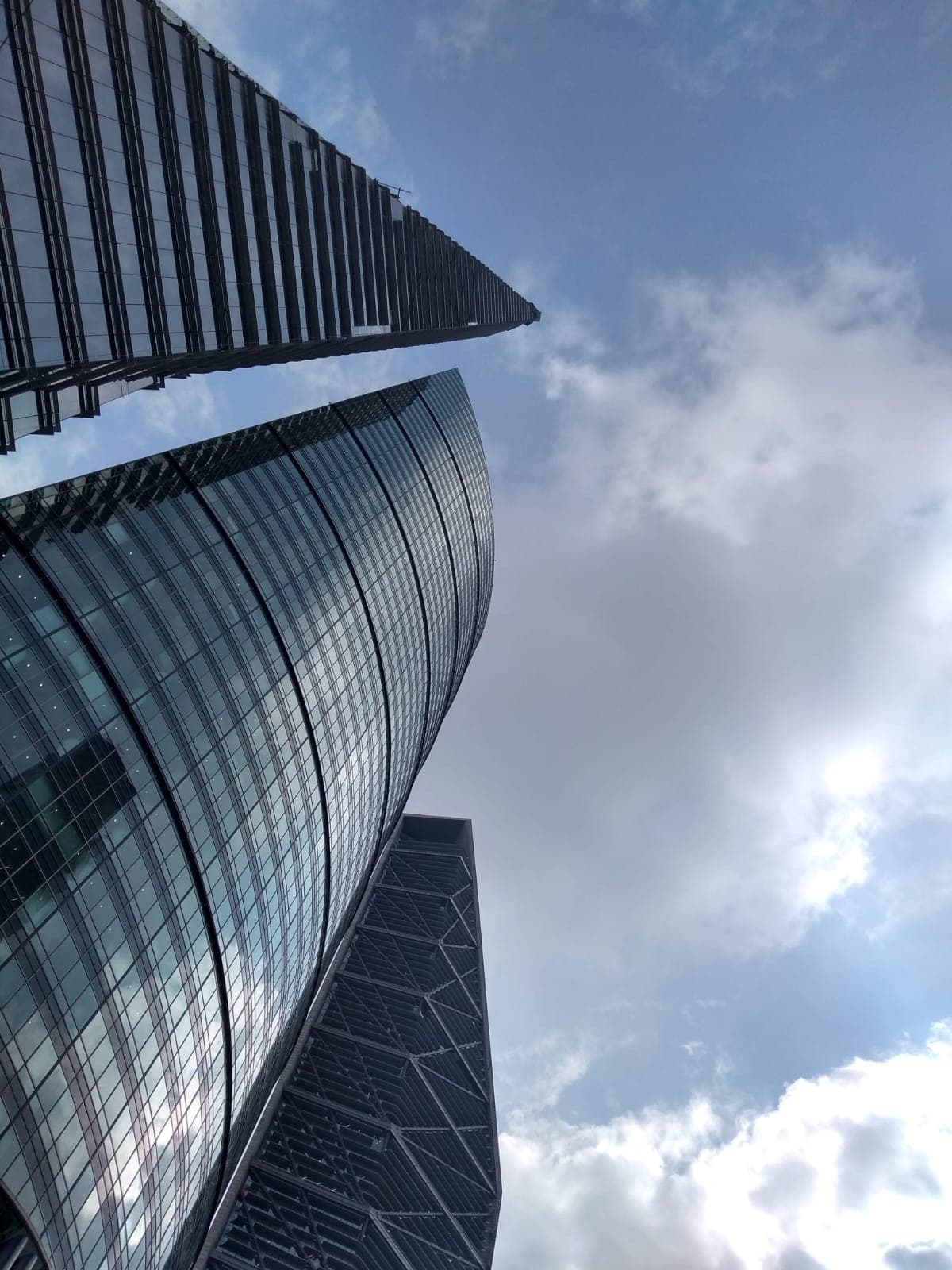 Edificios de vidrio vistos desde abajo